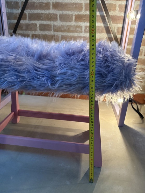 Image 1 of Hocker mit flauschigem Bezug – flippiges Lila/Pink