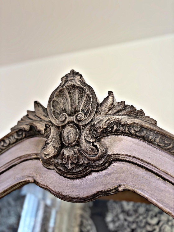 Image 1 of Vitrina rococó Luis XV con pátina: una pieza única con encanto atemporal.