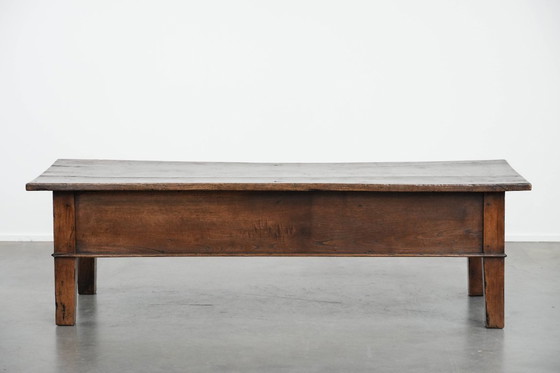 Image 1 of Antieke en tijdloze Zuid Europese salontafel gemaakt van kastanjehout uit de 18e eeuw met twee lades