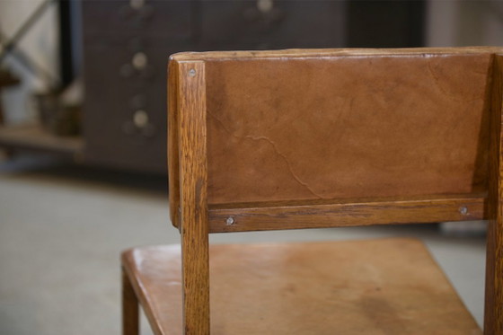 Image 1 of Een paar eikenhouten en lederen stoelen in de stijl van Gerrit Rietveld, jaren 60.