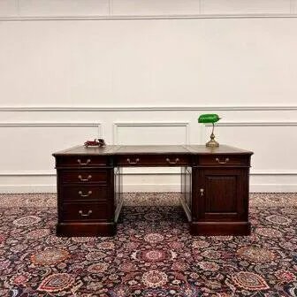 Klassischer englischer Partnerschreibtisch grünes Leder, Holz, Chesterfield (Foto 2 von 20)