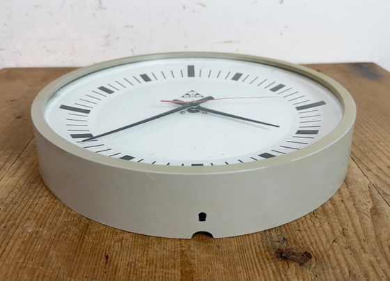 Image 1 of Industrielle graue Bakelit-Wanduhr von Pragotron, 1970er Jahre