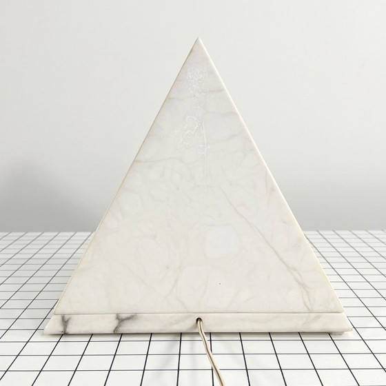 Image 1 of Lampada da tavolo a piramide di marmo, anni '80