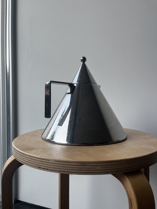 Bouilloire Alessi Il Conico par Aldo Rossi