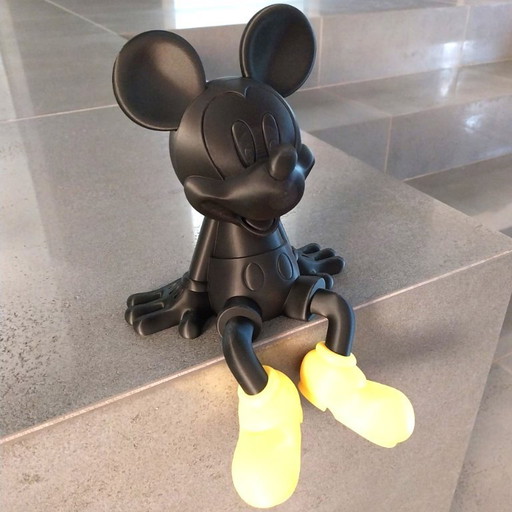 Banksy-geïnspireerde Big Black Mickey Mouse figuur straatkunst