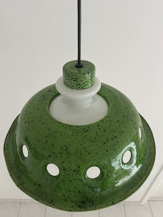 Image 1 of Suspension vintage en émail vert et verre opalin