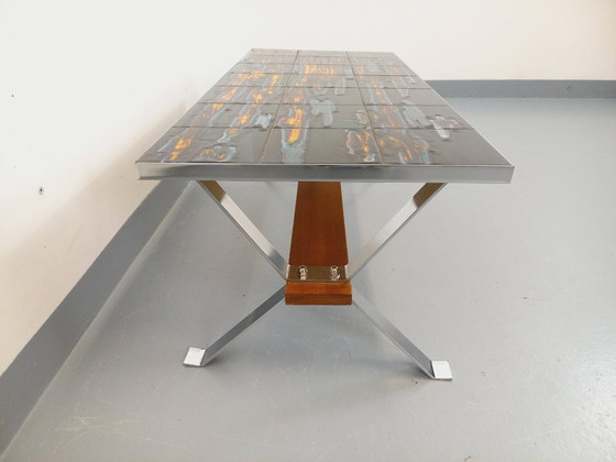 Image 1 of Vintage salontafel uit de jaren 60 en 70 van keramiek, verchroomd metaal en hout.