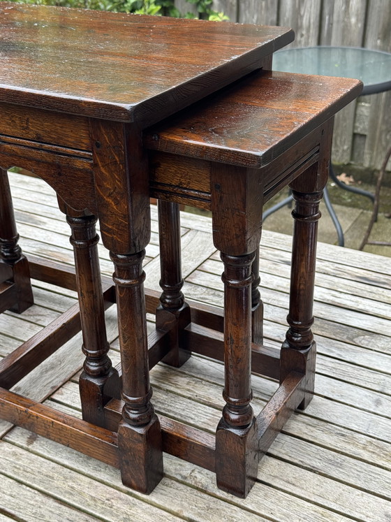 Image 1 of Tables gigognes anciennes en chêne | Style TITCHMARSH & GOODWIN | Chêne jacobéen | Années 1920