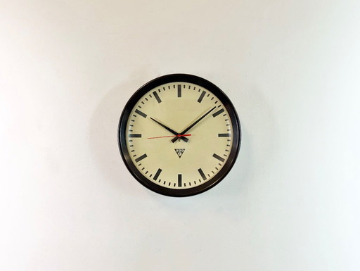 Industriële bruine bakelieten fabriekswandklok van Pragotron, jaren 60