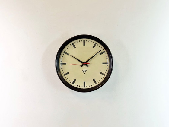 Image 1 of Industriële bruine bakelieten fabriekswandklok van Pragotron, jaren 60