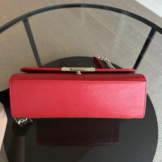 Image 1 of Borsa Chanel Medium Label Click Flap in pelle di vitello trapuntata e martellata, colore rosso, con finiture dorate, serie 24.