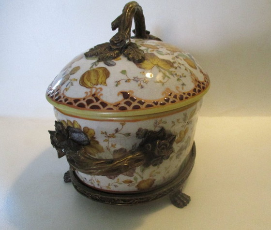 Image 1 of Toussi Court, Bonbonnière, ceramica con manici in bronzo, decorata con fiori.