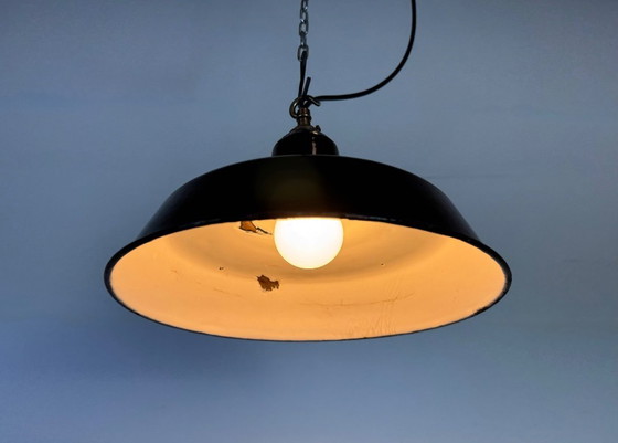 Image 1 of Industriële zwarte emaille fabriekshanglamp, jaren 60