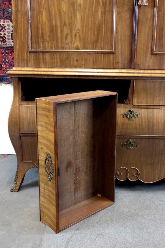 Image 1 of Cabinet de style Louis XV, milieu du XVIIIe siècle.