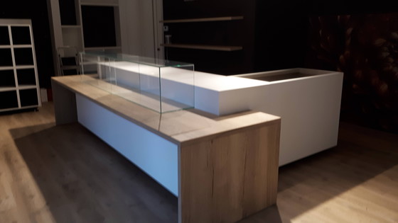 Image 1 of Elegante mostrador con iluminación LED