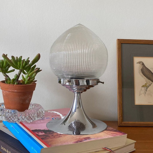 Lámpara globo antigua, de cristal grueso tipo Holophane y metal cromado.