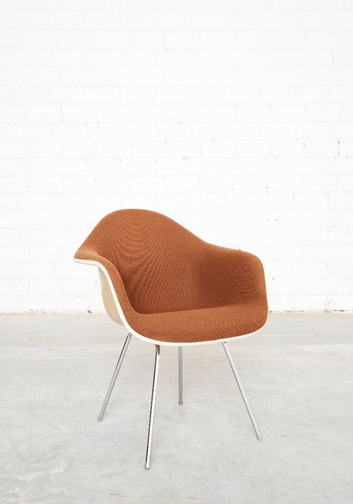Off-White Dax Fiberglass Chair by Charles & Ray Eames for Vitra – kuipstoelen (photo 2 of 20)