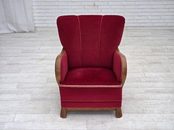 Image 1 of Fauteuil danois des années 1960, revêtement en velours rouge, bois de chêne.