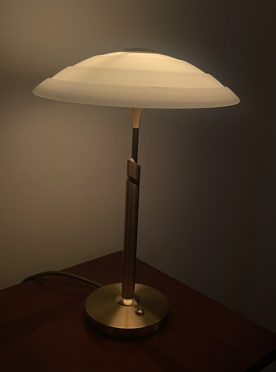 Image 1 of B+M Leuchten  Tafellamp  mat/gepolijst messing mat wit gevlamd glas  Jaren 90