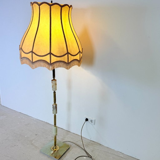 Lampadaire vintage avec structure en laiton et socle en onyx