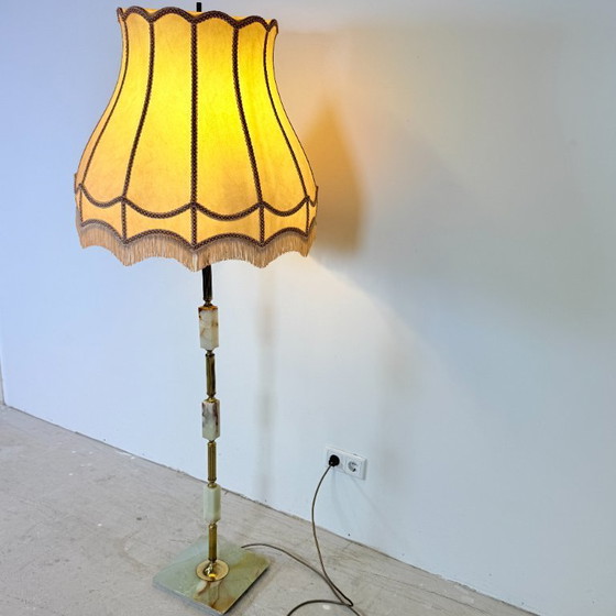 Image 1 of Lampadaire vintage avec structure en laiton et socle en onyx