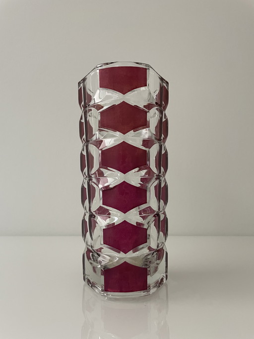 Vase vintage triangulaire en verre taillé avec motifs hexagonaux rouges