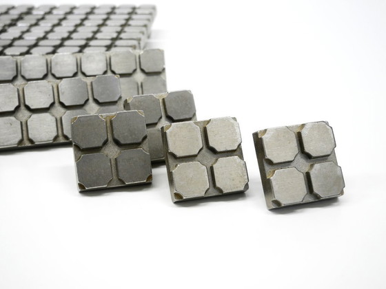 Image 1 of Grandi maniglie per porte di armadi in alluminio fuso dell'era spaziale del Mid Century 1960 - 26 pezzi - 2 misure