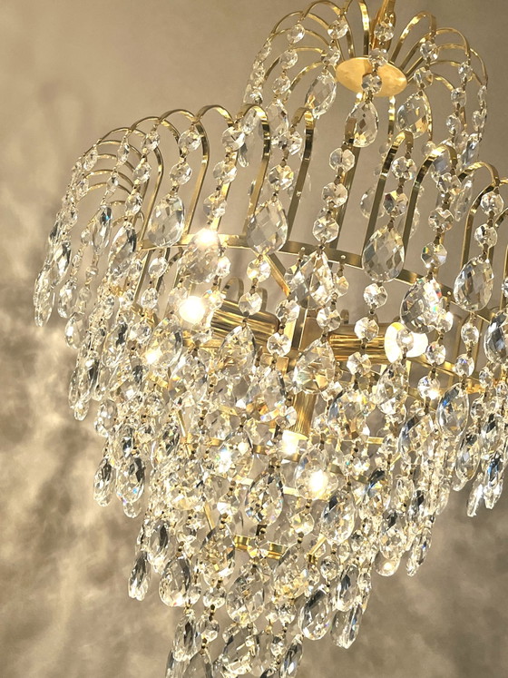 Image 1 of Lampadario di cristallo con struttura dorata a goccia sfaccettata