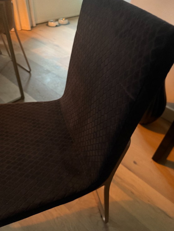 Image 1 of 6x chaises de salle à manger Dutchbone dont 2 en velours noir sans dossier et 4 en jaune ocre avec dossier