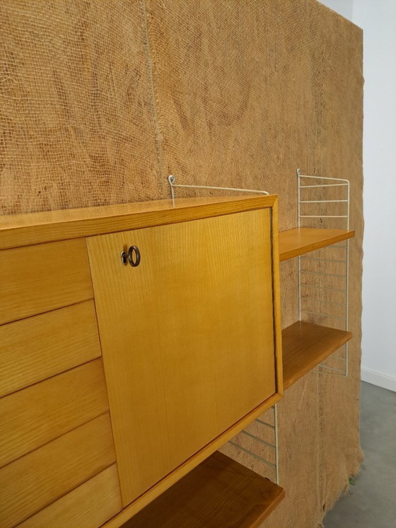 Image 1 of Sistema di parete modulare String con armadio e ripiani