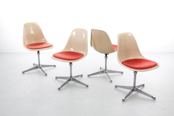 Image 1 of Suite aus 4 drehbaren Space Age-Stühlen. Bezug aus dem Original. Charles Eames - Herman Miller