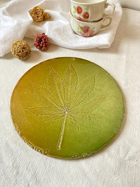 Sottopentola artigianale in ceramica smaltata, impronta di foglia di canapa, Accessori da tavola, Verde (foto 2 di 11)