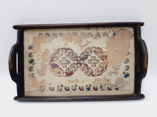 Antieke houten schaal met handvat en ontwerp onder glas