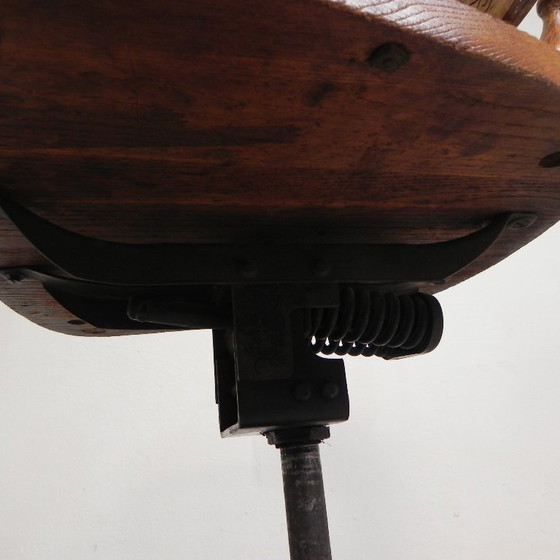Image 1 of Silla de oficina de roble con sistema de muelles y altura regulable, década de 1930.