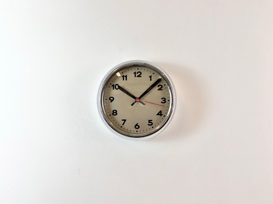 Vintage Wall Clock from PRAGUR, 1940s – Glass, Chrome (photo 2 of 19)