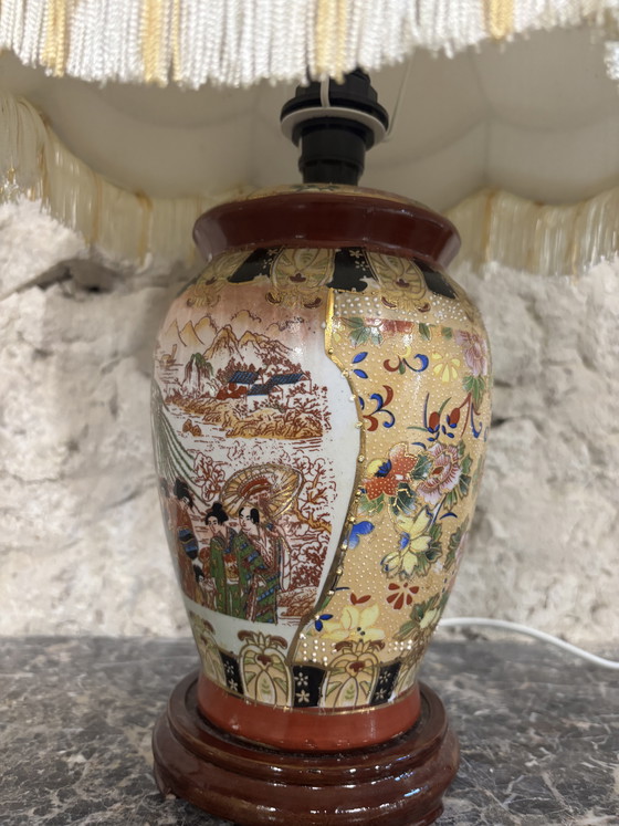 Image 1 of Set di 2 lampade da tavolo in porcellana stile Satsuma con paralumi sfrangiati