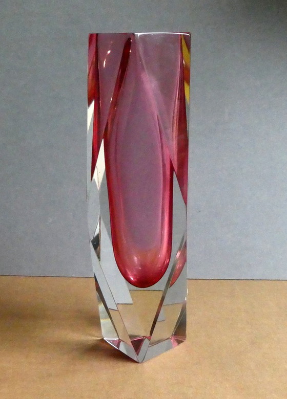Image 1 of Vase aus Murano Glas, Überfangglas, facettiert geschliffen, mit Label, Italien 1960er