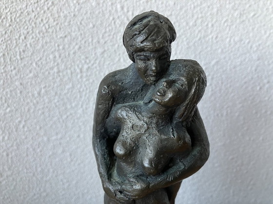 Image 1 of Statue en bronze massif représentant un couple amoureux. Poids : 2 kg.