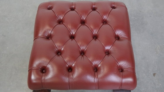Image 1 of Elegant red/brown Chesterfield stool in very good condition