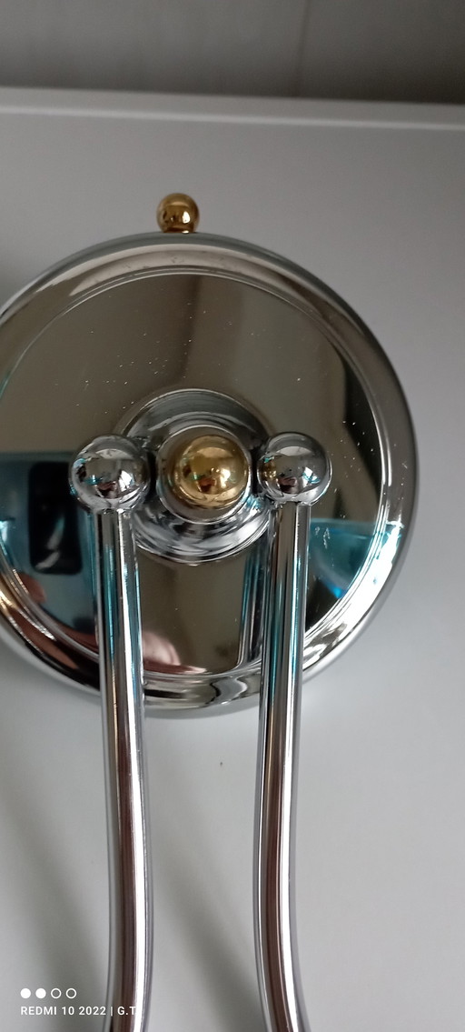 Set van 2 chromen wandlampen en blauwe bekers