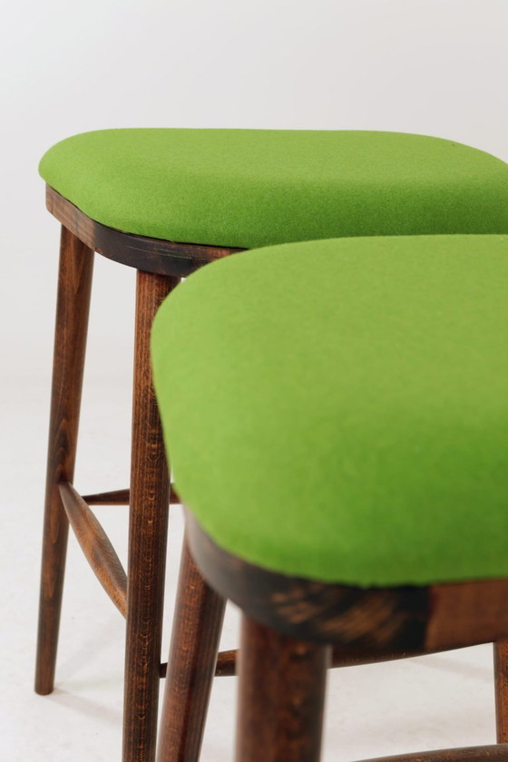 Image 1 of Set van twee beukenhouten krukjes uit het midden van de 20e eeuw | Groene wollen bekleding | Scandinavische stijl