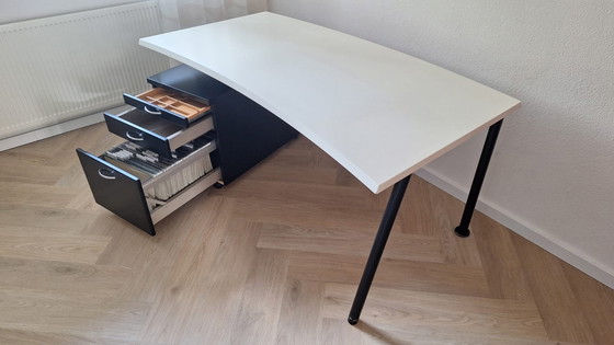 Image 1 of Hülsta buro met gebogen wit blad zwart stalen ladenblok