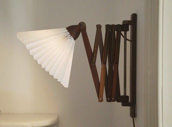 Image 1 of Wandlamp in schaarvorm uit het midden van de 20e eeuw, Scandinavische accordeonlamp, verstelbare houten wandlamp met stekker.