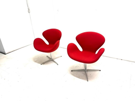 2x Fritz Hansen Swan chair Arne Jacobsen Draaifauteuil