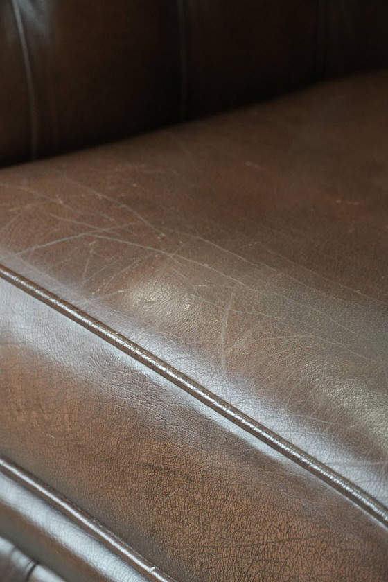 Image 1 of Impresionante sillón Chesterfield de piel de vaca marrón al estilo inglés, acabado con clavos decorativos.