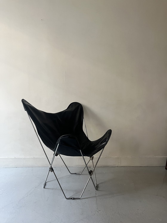Image 1 of Sillón con diseño de mariposa en cromo y cuero negro