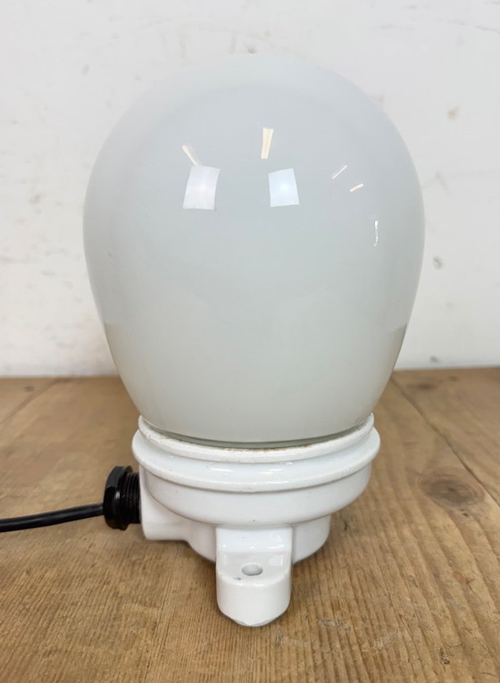 Image 1 of Plafonnier vintage en porcelaine avec verre laiteux, années 1950