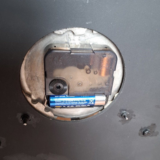 Image 1 of Reloj de pared moderno con diseño de engranajes.