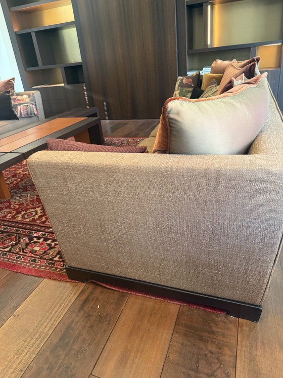 Image 1 of Deux fauteuils Promemoria Wanda en tissu cappuccino avec 8 coussins Promemoria et un tapis iranien assorti.