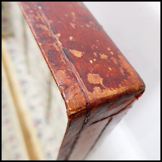 Image 1 of  Malle chinoise en cuir laqué rouge du début du XXe siècle